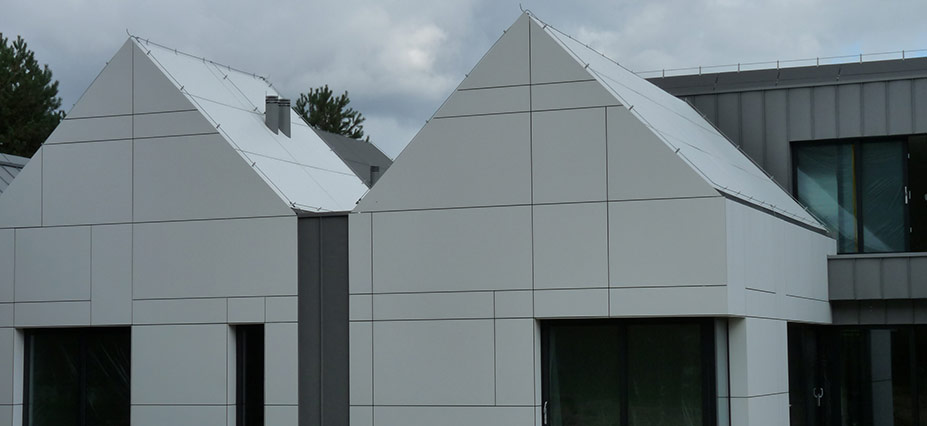 Dom nowoczesny - dach i fasada z płyt wlókno-cementowych w Puszczykowie ul. Tenisowa. ARES s.c.